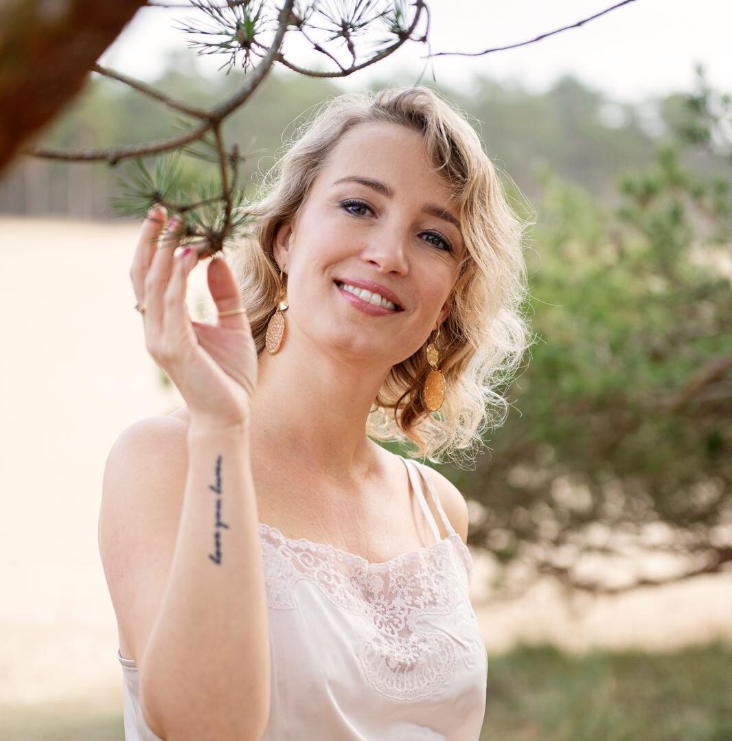 Naomi van Duijn is eigenaresse van Puur &amp; Mooi in Laren, een holistische huidpraktijk gericht op bewuste vrouwenzorg.