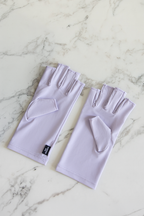 MY MINERAL KUNZITE  UPF 50+ handschoenen met open-tip design 2 handschoenen naast elkaar