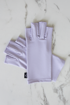 MY MINERAL KUNZITE  UPF 50+ handschoenen met open-tip design 2 handschoenen schuin naast elkaar