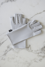 MY SHIELD SILVER UPF 50+ handschoenen met open-tip design 2 handschoenen over elkaar schuin