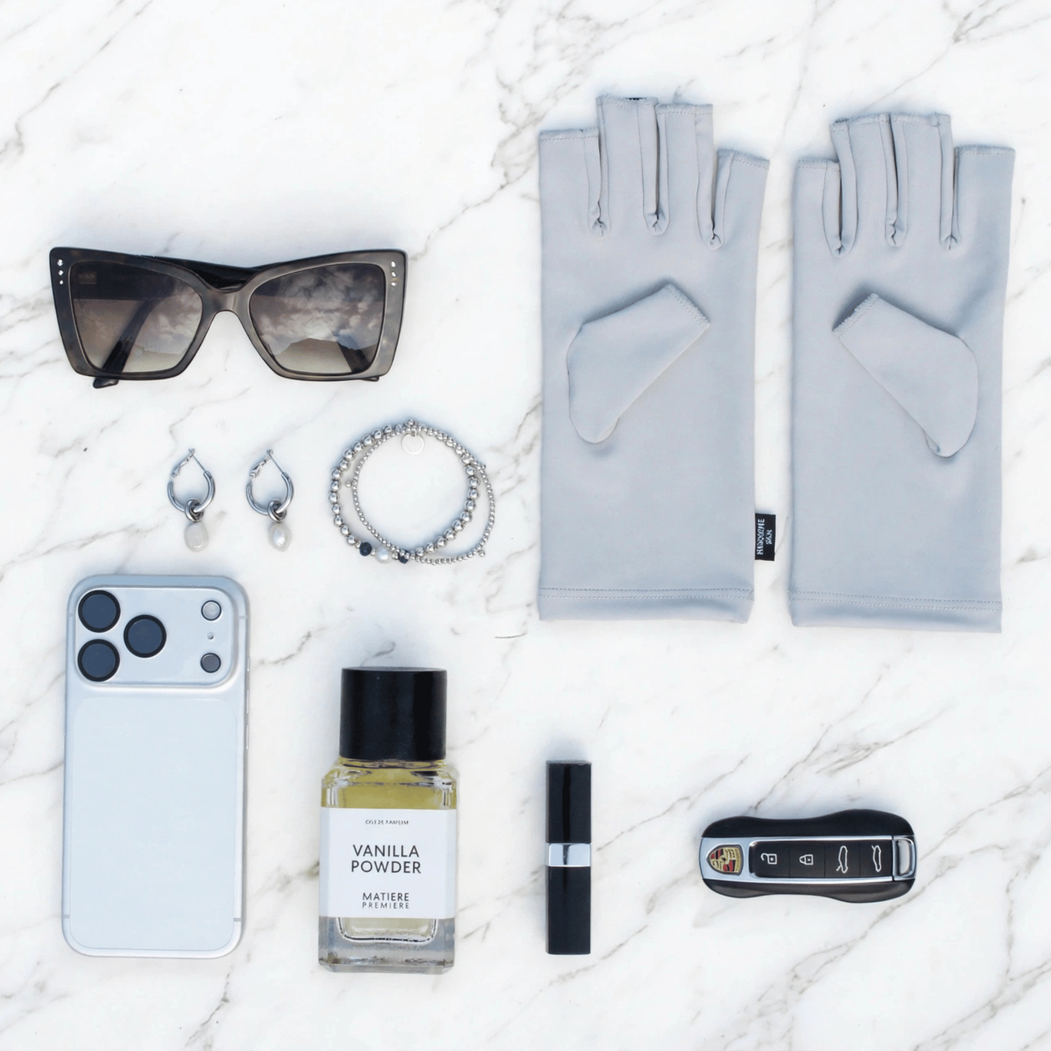 Zilvergrijze SHIELD SILVER Handsome Skin UV-handschoenen met zonnebril en accessoires voor UV-bescherming tijdens autorijden.