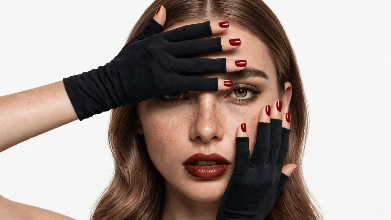 Model met zwarte UV-handschoenen van Handsome Skin en rode nagellak